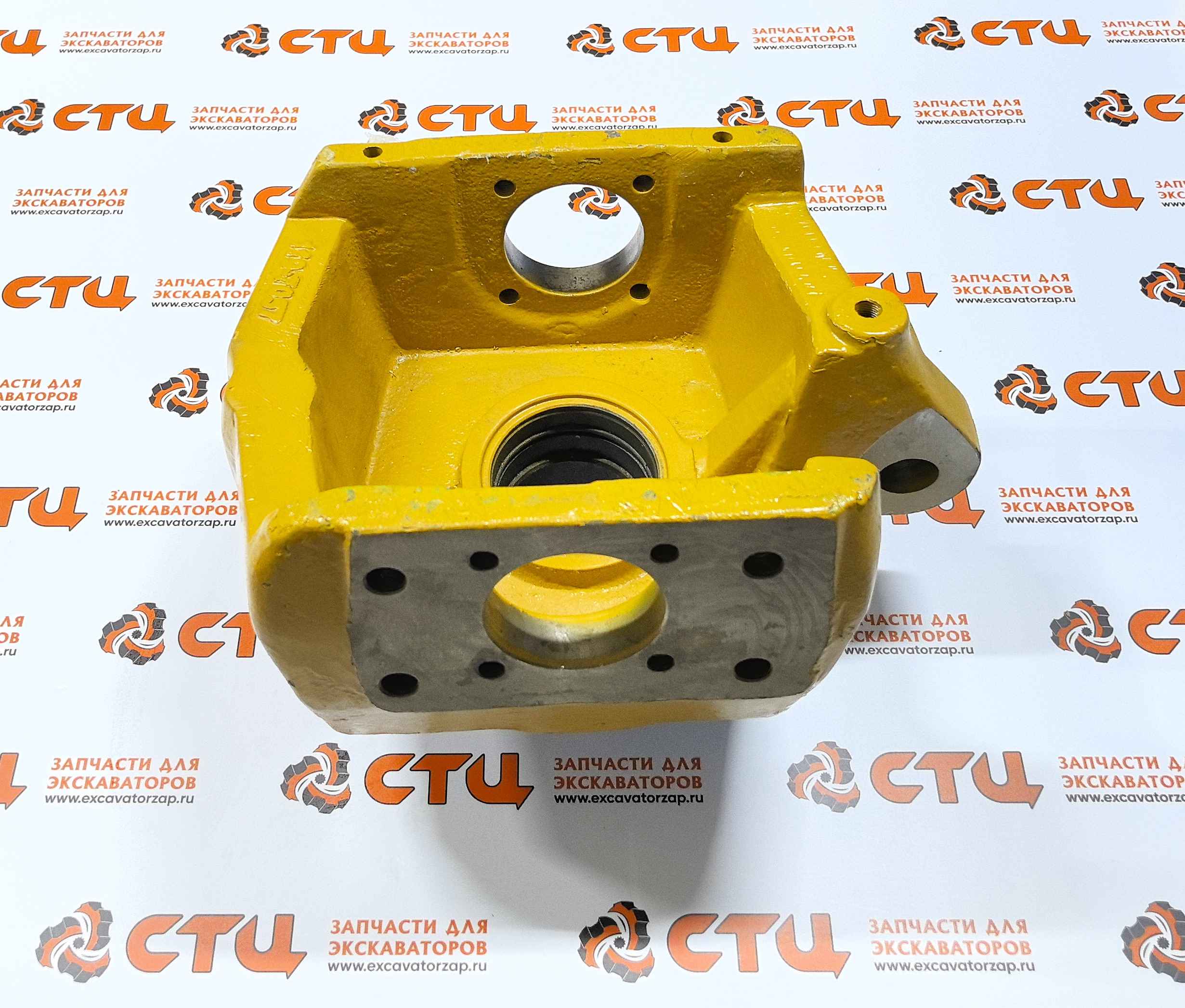 Кулак поворотный правый 4475.305.256, 4475305256, 4475-305-256 (аналог, Турция) переднего моста экскаватора погрузчика CAT 416C, 416D, 420D, 424D, 426C, 428C, 428D, 430D, 432D, 436C, 438C, 438D, 442D